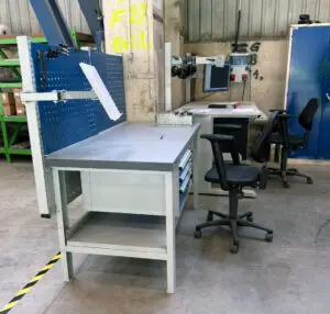 Stabilny stół roboczy z metalowym blatem, szafką, uchwytem na dokumenty